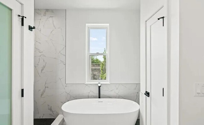 Building Photo - Luxury New Construction Townhome