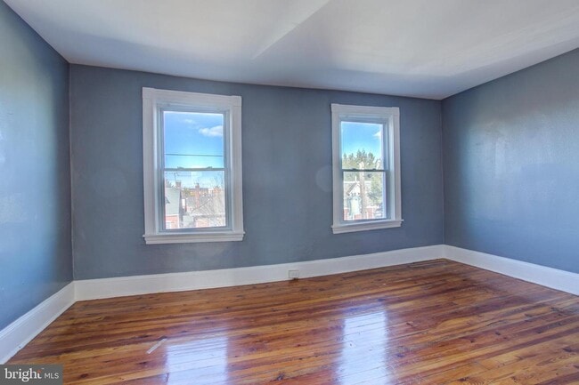 Building Photo - 334 E Clay St