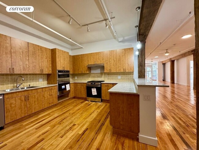 Building Photo - 275 Conover St