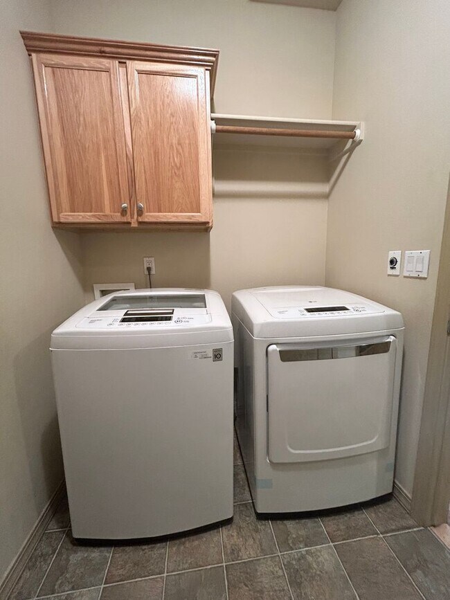 Building Photo - Impressive Home w/ 6 Bedrooms, Full Finished Basement, Lawn Care Included!