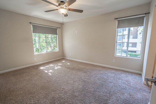Building Photo - Warner Center 1 Bedroom Condo for Rent in Woodland Hills!