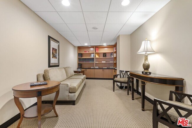 Building Photo - 100 S Doheny Dr