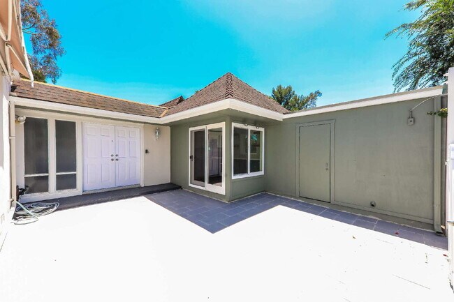 Building Photo - Modern 3 Bed / 2 Bath Turnkey Home with Exceptional Amenities!