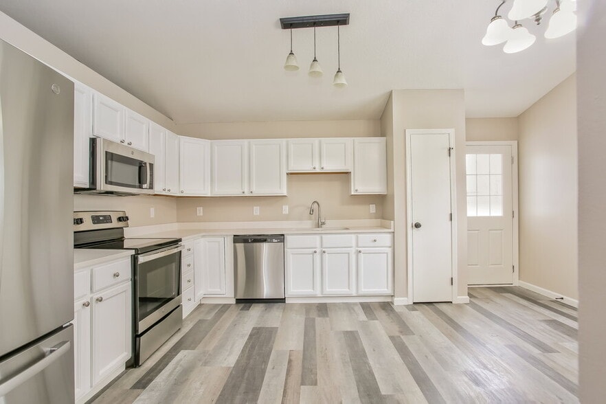 Building Photo - 445 Oak Meadow Dr