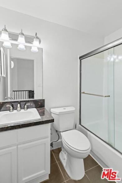 Building Photo - 10982 Roebling Ave