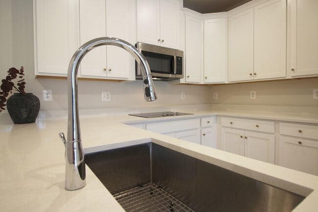 Building Photo - Well-located 2-bedroom