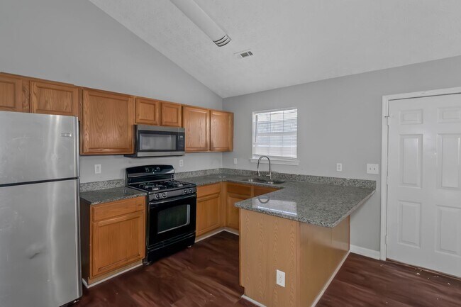 Building Photo - Spacious Home in Prime Location
