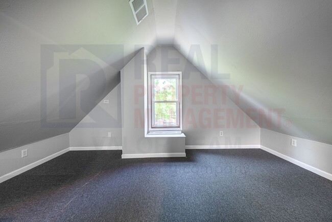 Building Photo - Charming 4-Bedroom Home on Quiet Street - ...