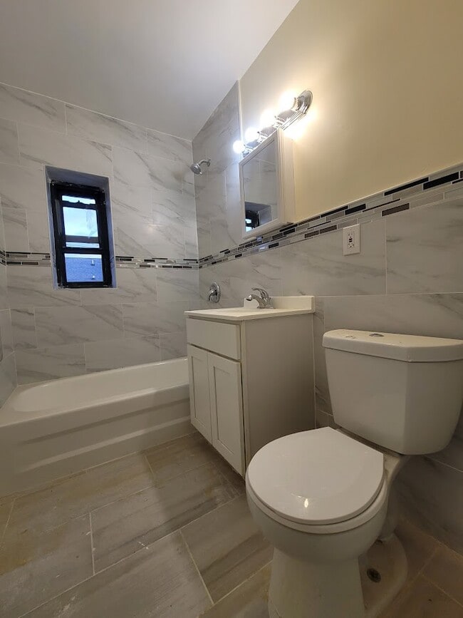 Building Photo - 365 Schley St