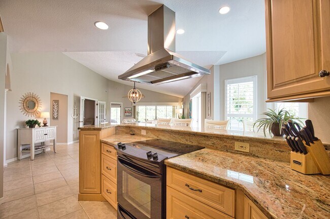 Building Photo - Seasonal Short-Term 2 Bed 2 Bath Heated Pool Villa with a Den in Harrington Lakes at Planation Go...
