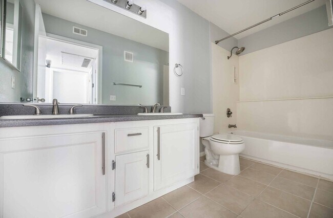 Building Photo - Introducing a beautiful and cozy condomini...