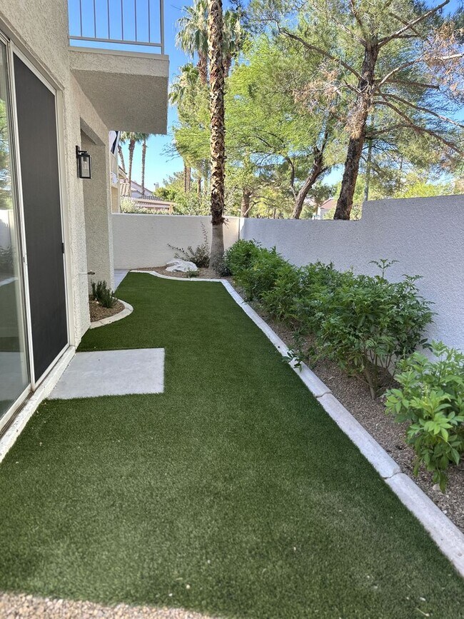 Building Photo - STUNNING DESERT SHORES MINUTES FROM THE LAKES!!!