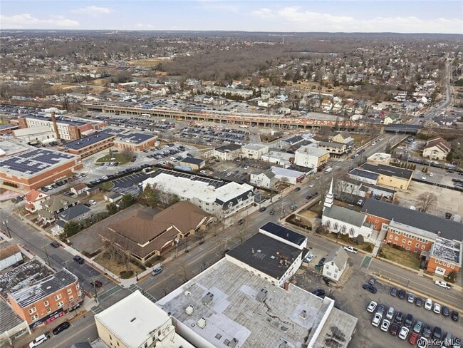 Building Photo - 180 Deer Park Ave