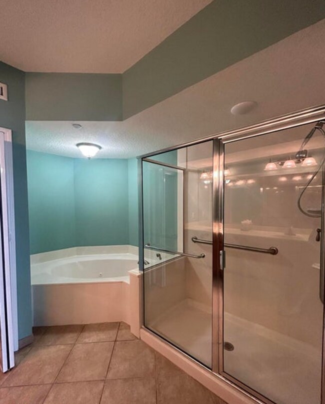 Building Photo - 2400 Grandiflora Blvd