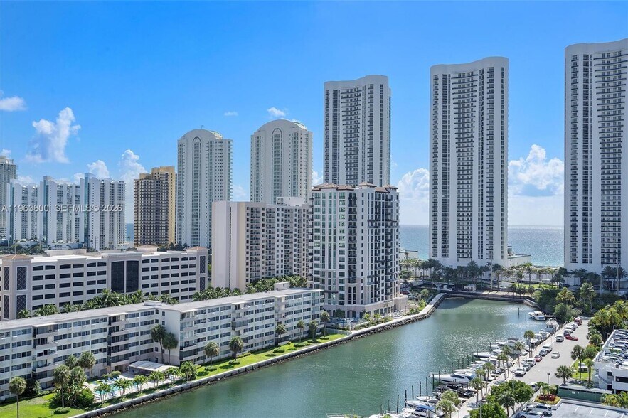 Building Photo - 300 Bayview Dr