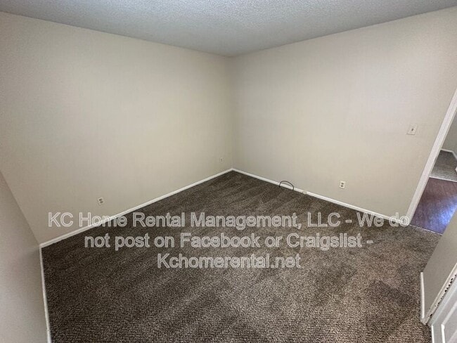 Building Photo - 3910 SW 8th Ter