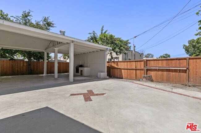 Building Photo - 3915 S Budlong Ave