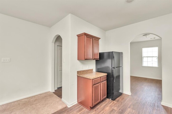 Building Photo - 718 Crystal Lakes Dr