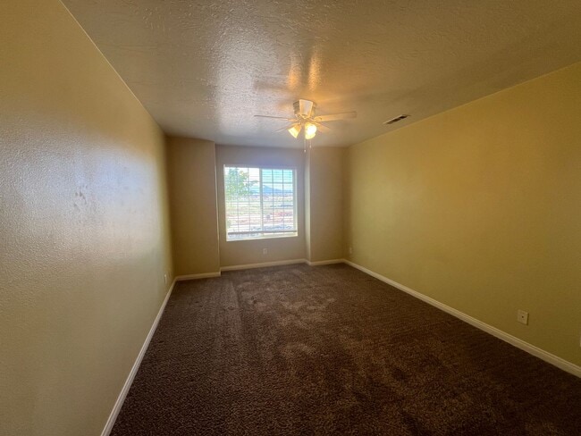 Building Photo - 3 bed, 3 bath Twin-home