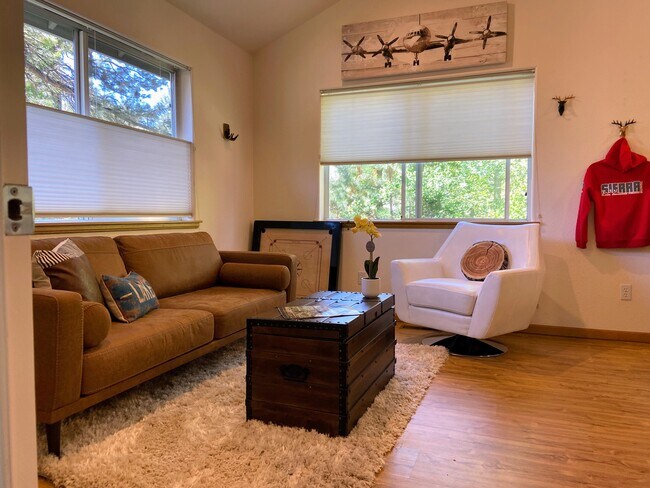 Building Photo - 1654 Plateau Cir