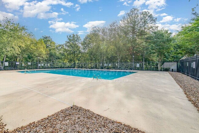 Building Photo - 16849 Greenlawn Hills Ct