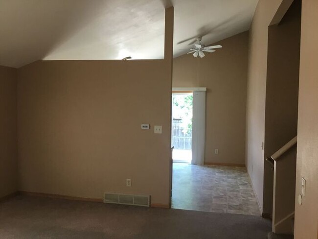 Building Photo - Tri-level Home with 4 bedrooms in Loveland!