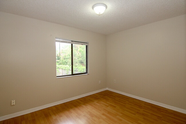 Building Photo - 3/2 Single Family home with Fenced Yard