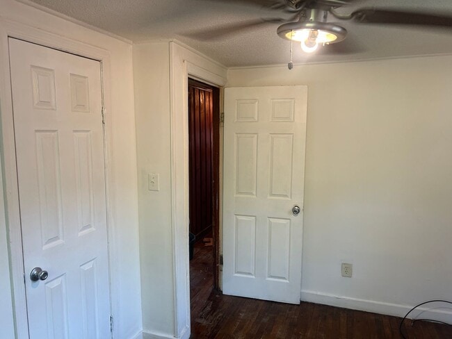 Building Photo - 2 Bed, 1 Bath Home