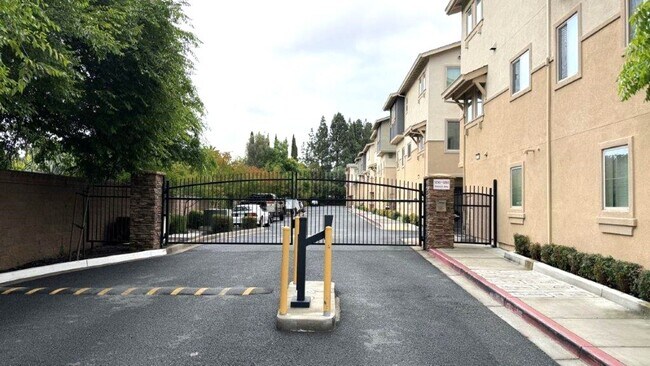 Building Photo - Concord Beautiful 3 bedroom 3 bathroom fully updated townhome, gated community!