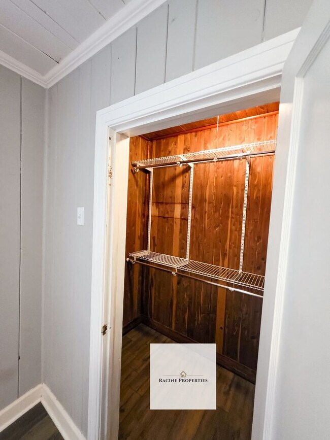 Building Photo - Two Bedroom Home Near Lake Blalock!