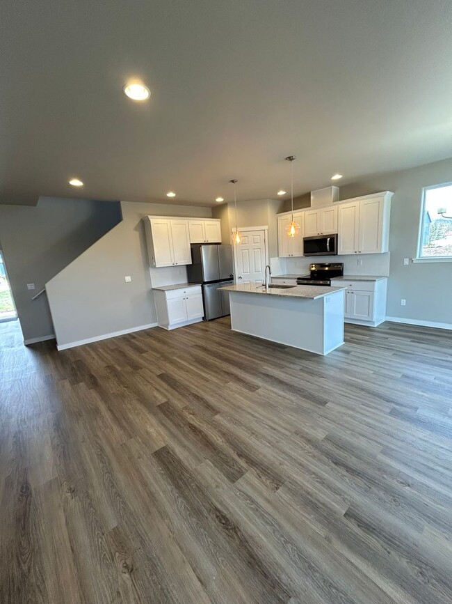 Building Photo - Brand New 5 Bedroom 2.5 Bath Available Now!