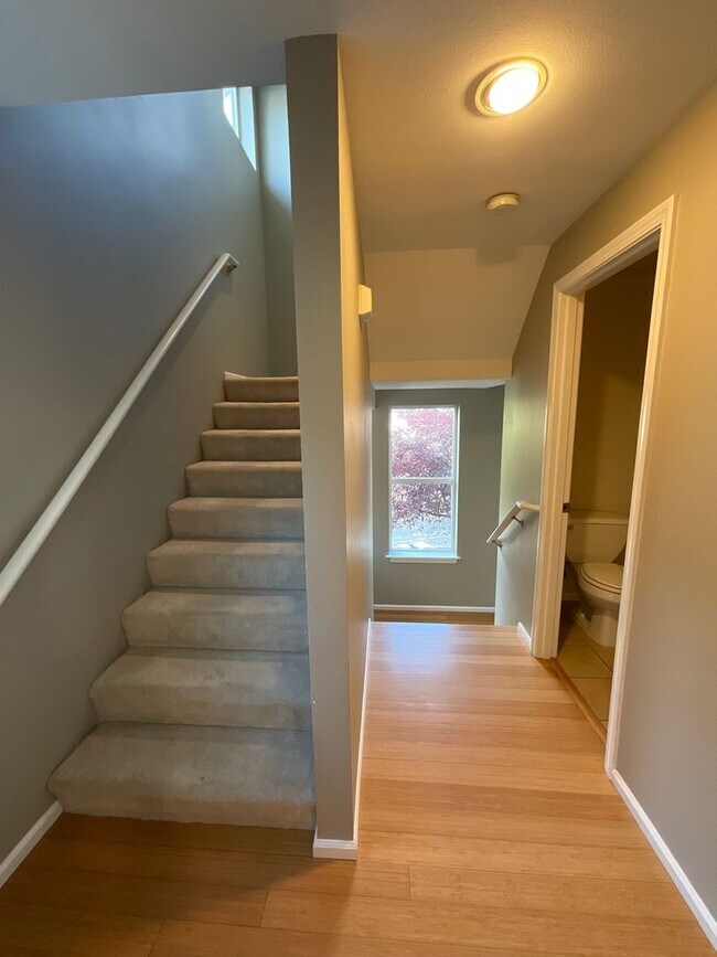 Building Photo - MAGNOLIA 3 BED, 1.5 BATH TOWNHOME FOR RENT...