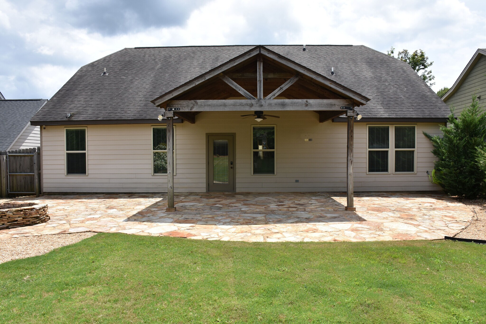 Building Photo - 2050 Covey Dr
