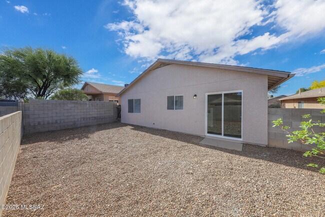Building Photo - 8873 E Rose Tree Dr