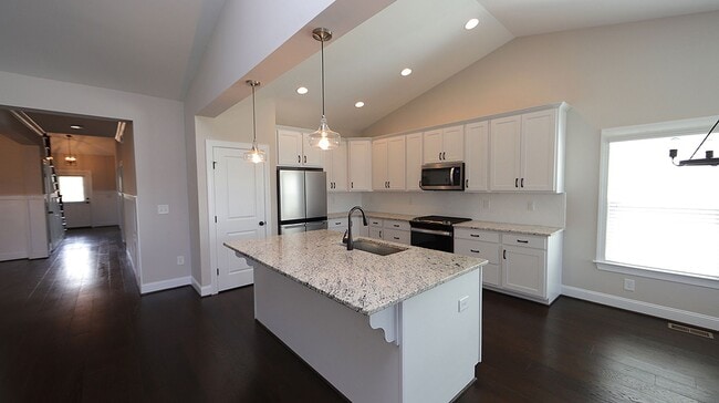 Building Photo - Beautiful Home with Open Floorplan in Desi...