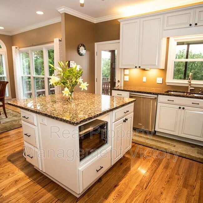 Building Photo - 1120 Shades Crest Rd