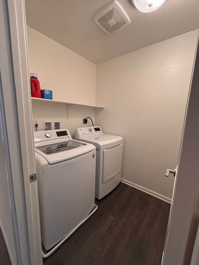 Building Photo - Welcome home to this beautiful Murrieta Town Home!