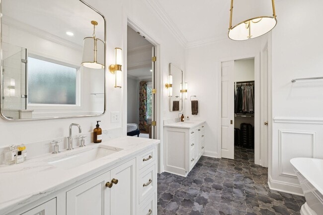 Building Photo - Luxury Executive Rental in Highlands of Ladd Park