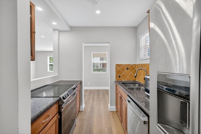Building Photo - 2591 NE 55th Ct