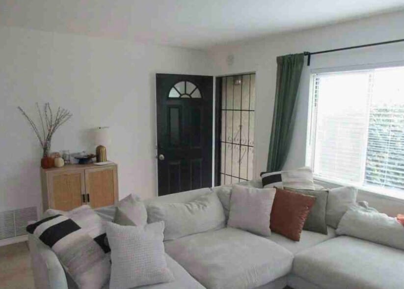 Building Photo - 253 N Center St