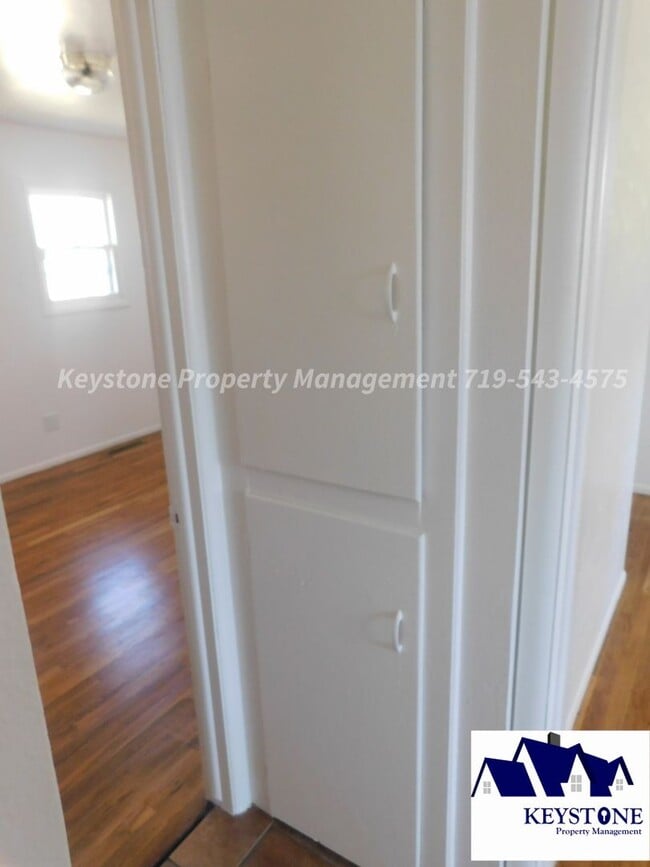 Building Photo - $560 Off Move In Special! 2 Bedroom/1 Bath/ 1 Car Garage House on Corner Lot - $1,125/$1,125