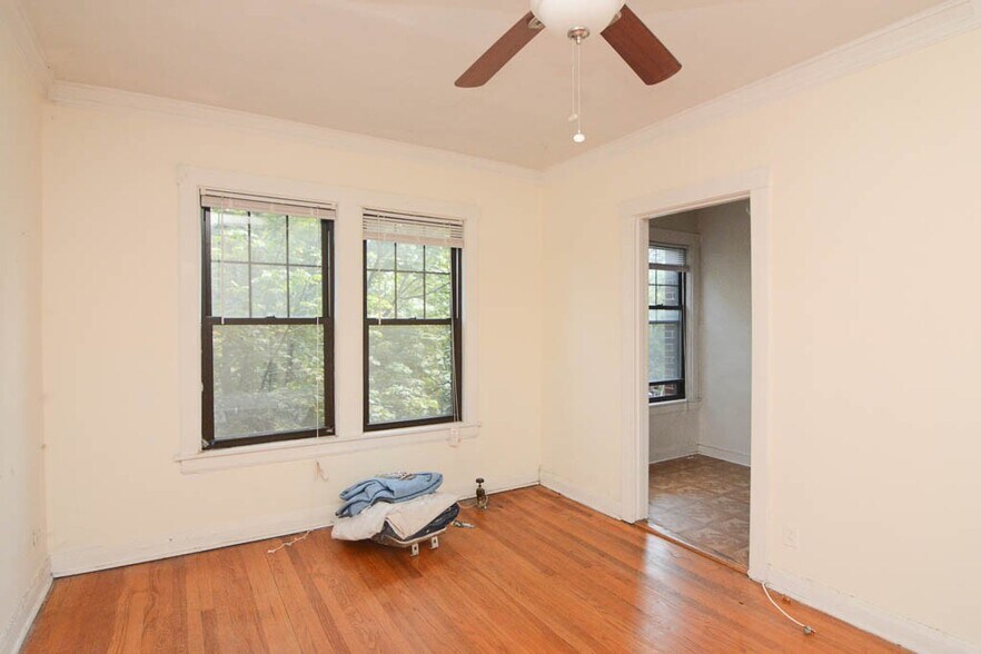 Building Photo - 3011 N Racine Ave