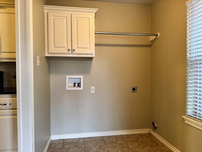 Building Photo - 516 S Baxter Ave