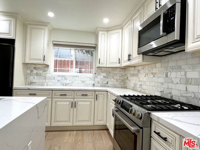 Building Photo - 5019 W Maplewood Ave