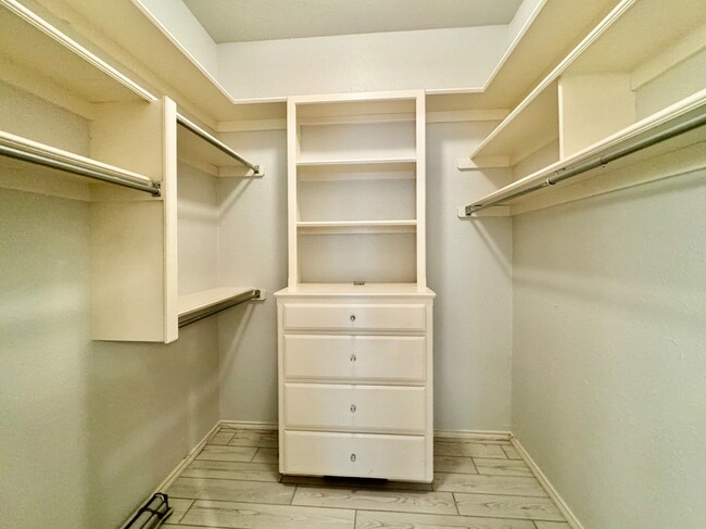 Building Photo - 2600 Sweetbriar Ct