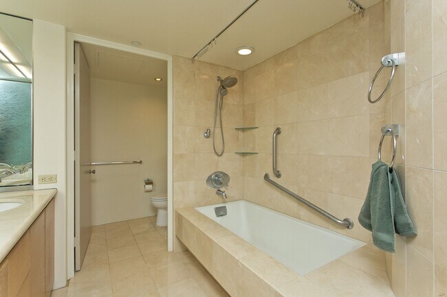 Building Photo - 2/2/2 Harbor and ocean view unit