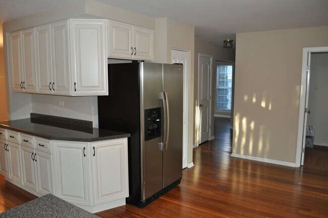 Building Photo - 15 Whispering Dr