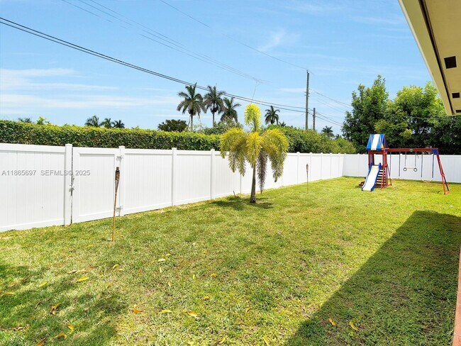 Building Photo - 3141 Hollywood Blvd