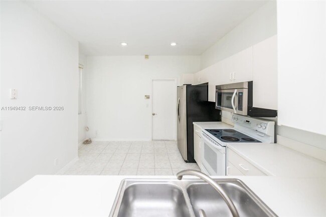 Building Photo - 1911 Madeira Dr