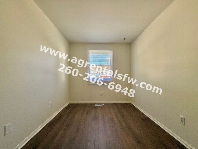 Building Photo - 3 Bedroom House